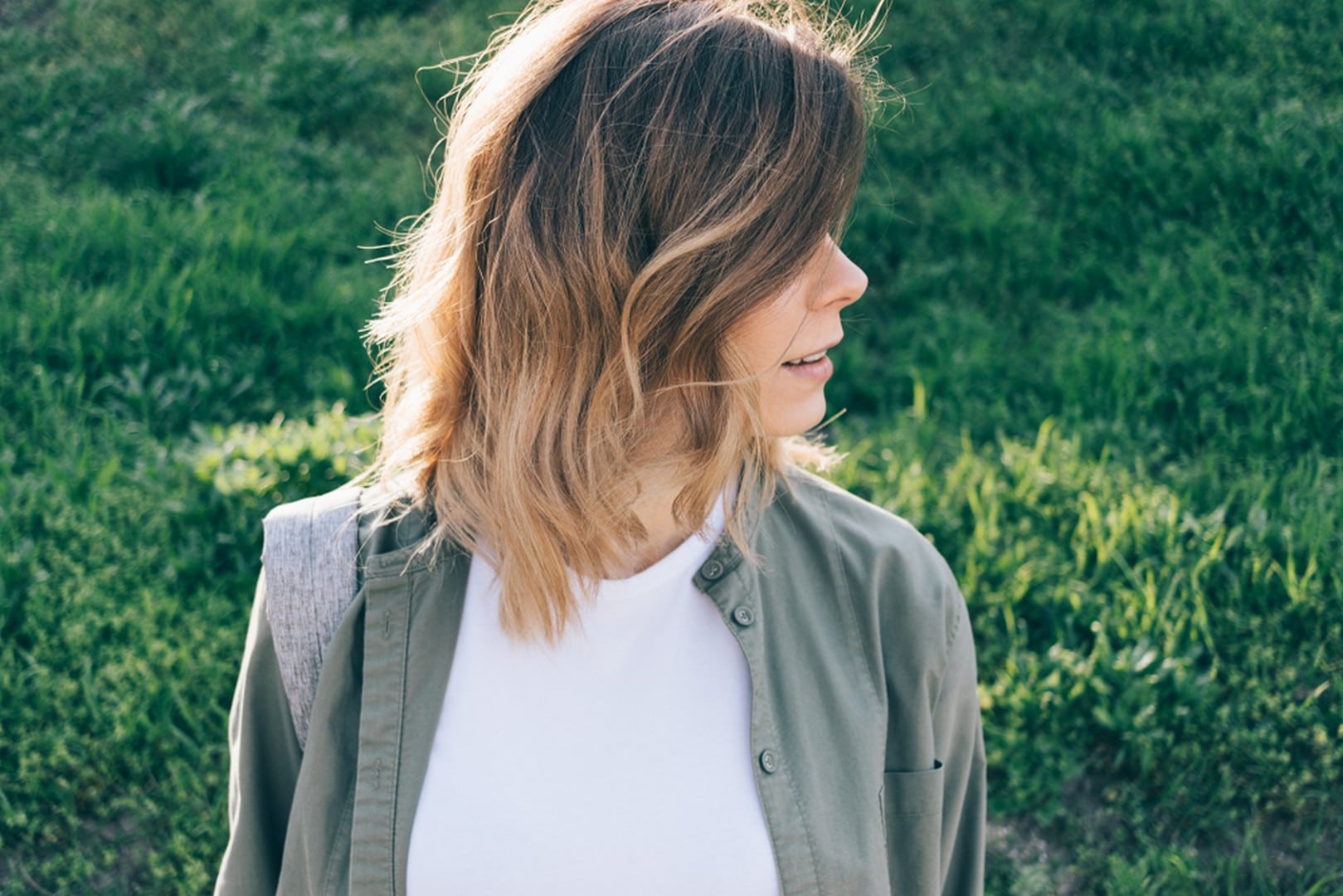  Mulher jovem com corte de cabelo médio repicado