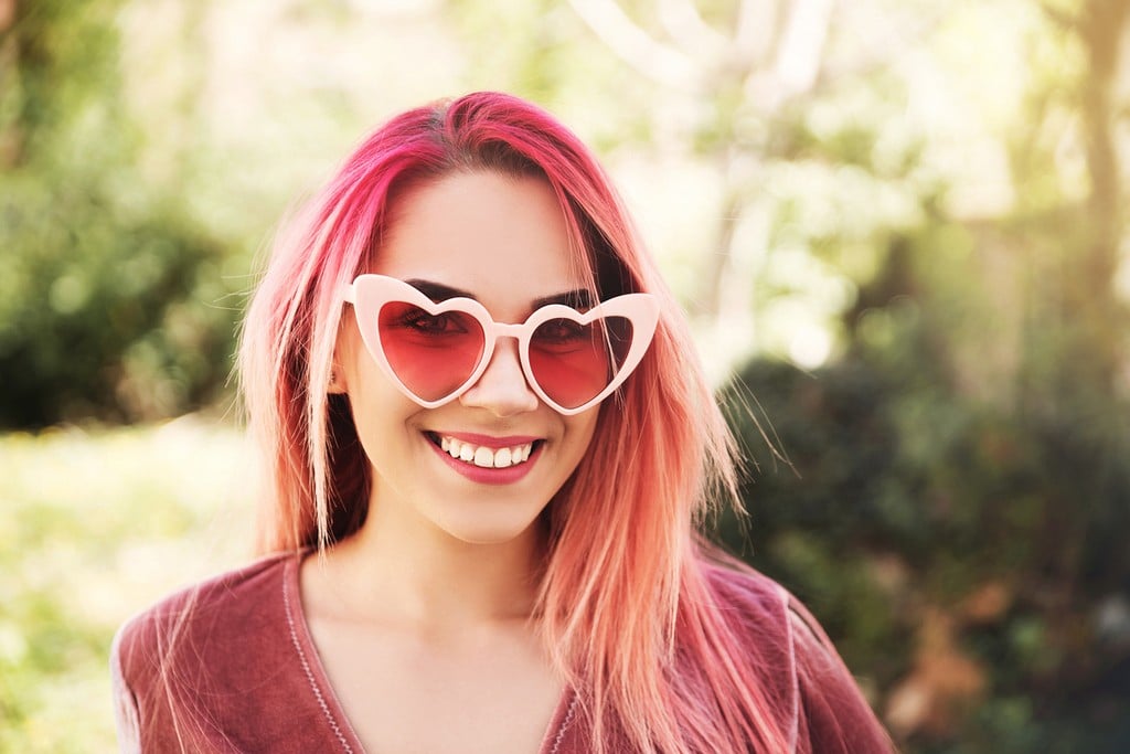  Mulher com cabelo liso, rosa, degradê