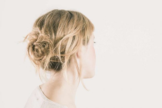 Mulher de cabelo liso, curto, com coque bagunçado