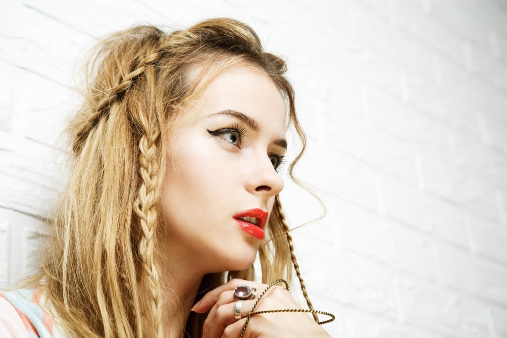 Penteado solto com trança: Confira uma seleção com os melhores modelos