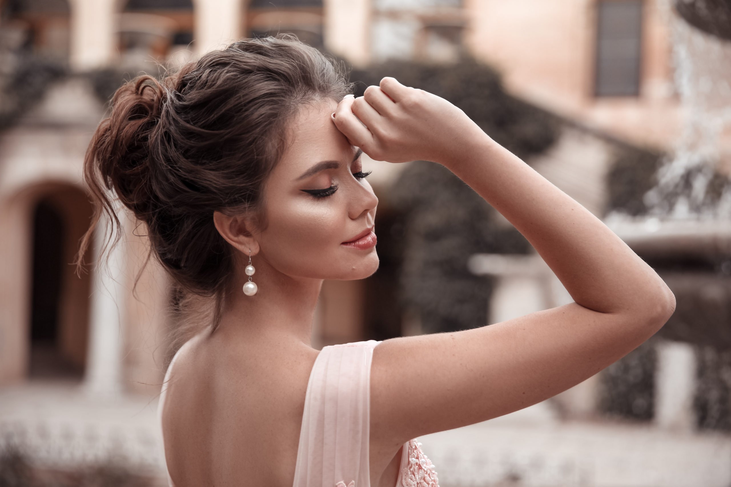 Mulher com penteado para casamento