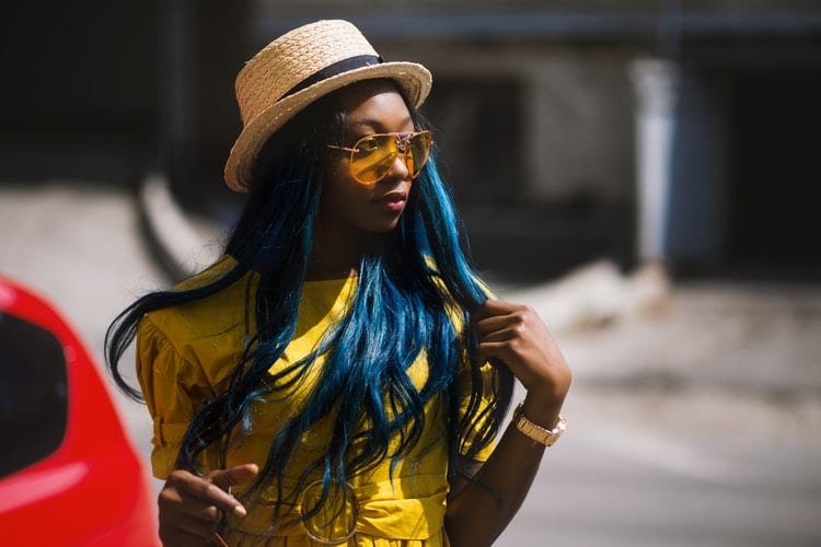  Jovem com cabelo azul escuro