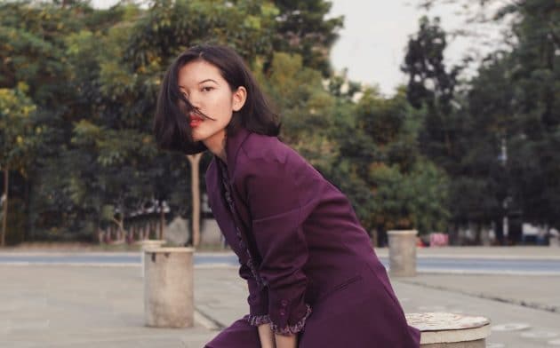 Veja a modelo na foto com seu cabelo curto liso mostrando toda sua beleza