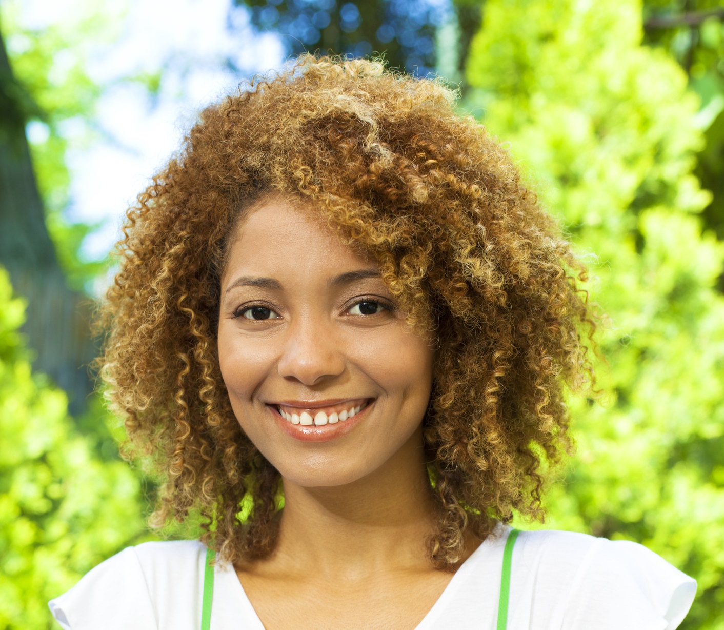  Mulher com corte de cabelo cacheado curto atrás e comprido na frente