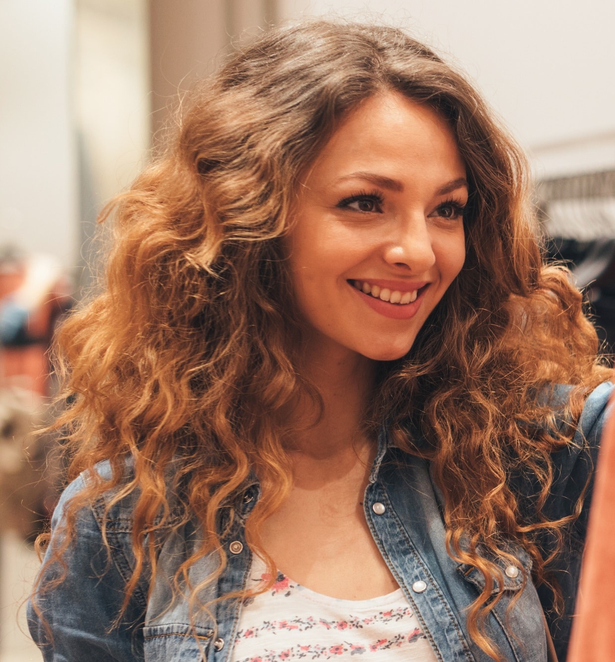  Mulher de cabelo cacheado loiro com mechas