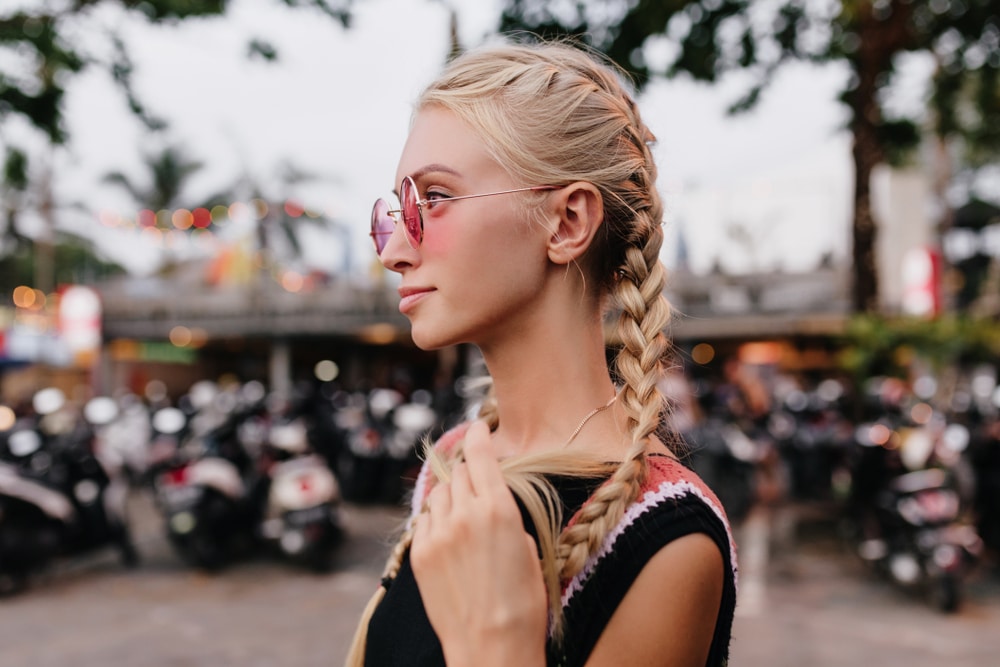  Mulher de cabelo liso, longo com duas tranças embutidas laterais