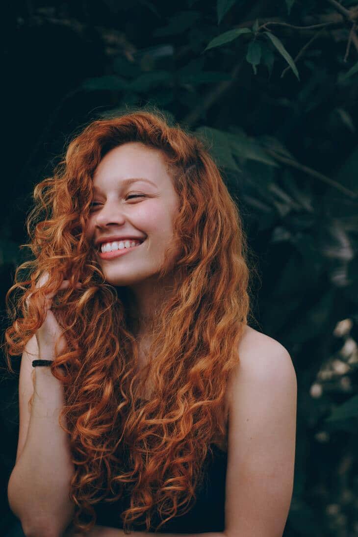  Mulher de cabelo ruivo, longo e ondulado