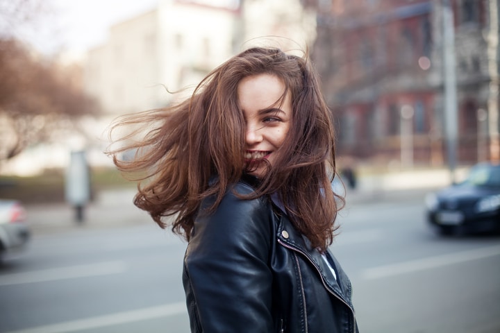  Mulher de cabelo liso, castanho médio, corte médio, com volume e movimento