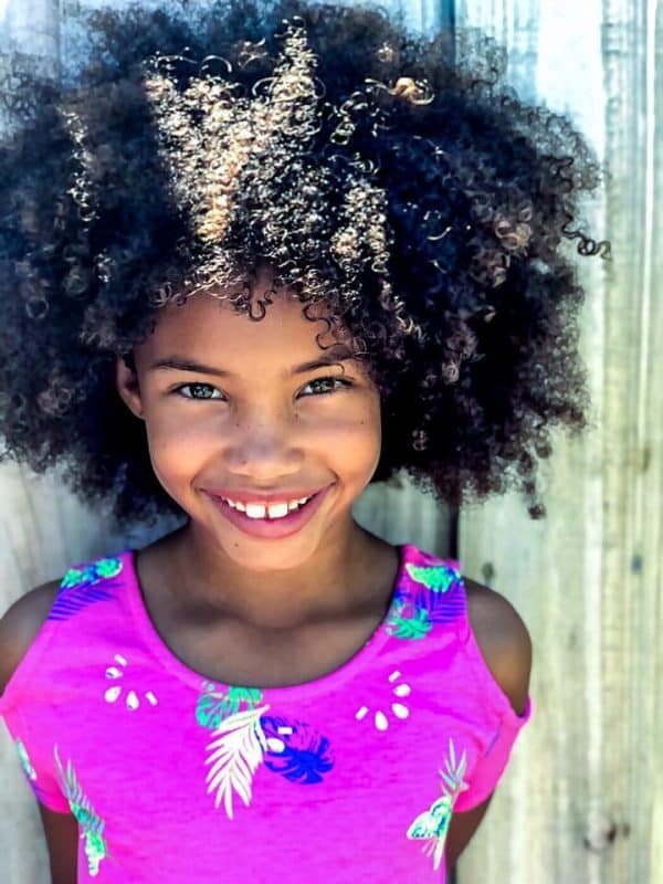 Menina de cabelo cacheado