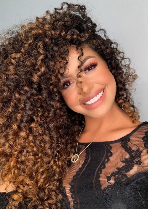 mulher negra sorrindo