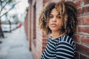 Cabelo cacheado chanel: releituras modernas de um look clássico