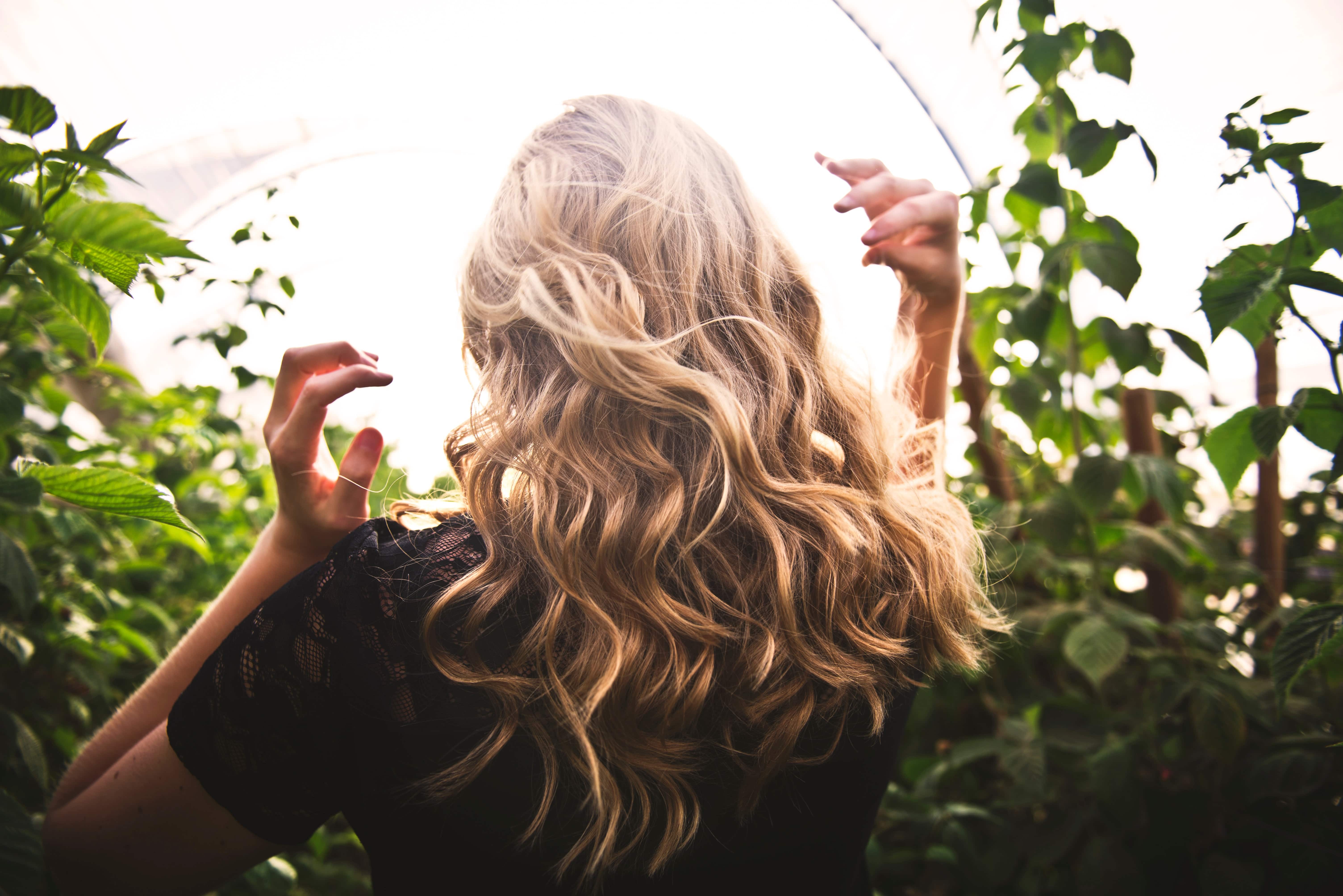  Cabelo loiro cacheado comprido uma tendência que vai mudar o seu visual