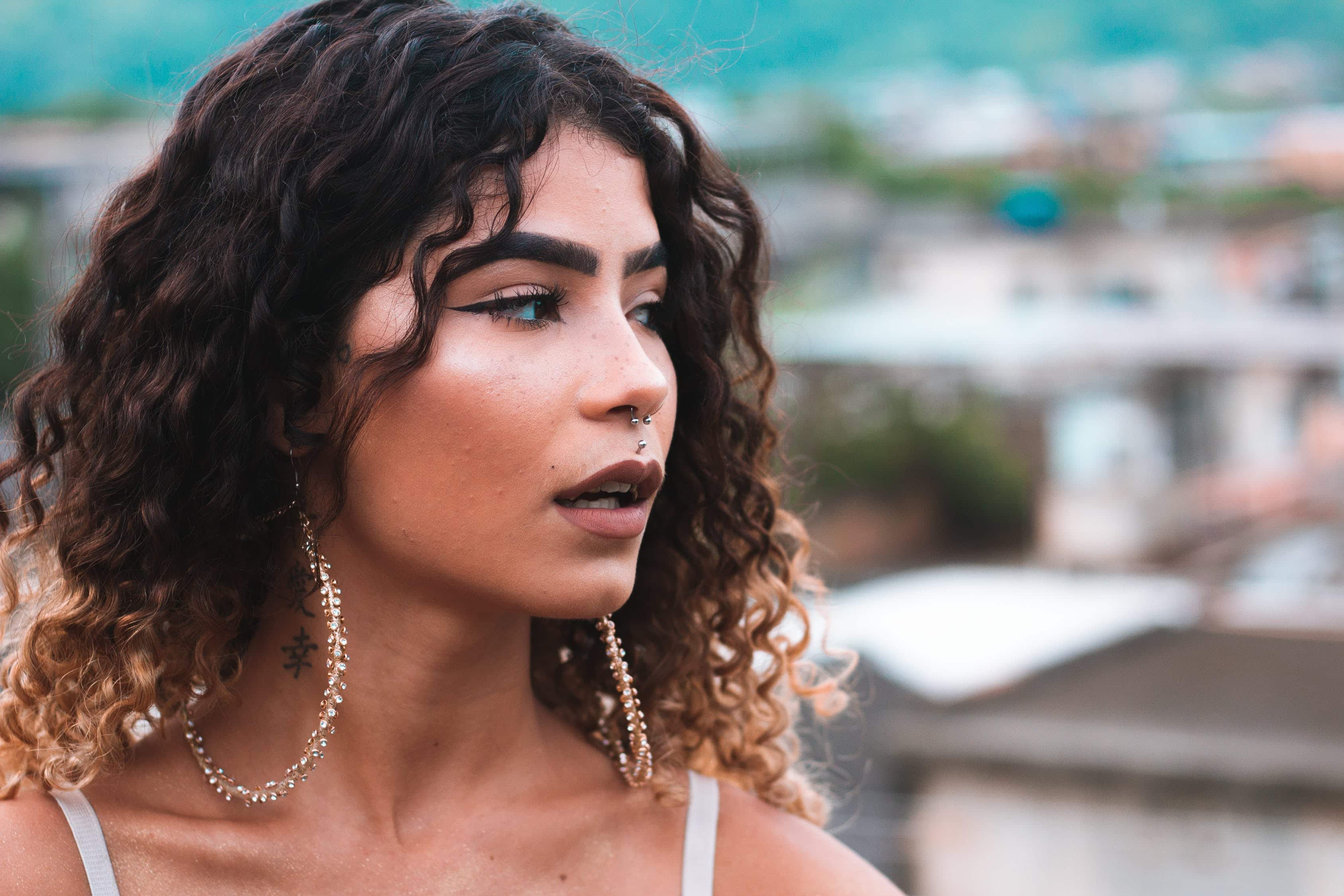  Mulher com corte de cabelo morena de cabelo ondulado