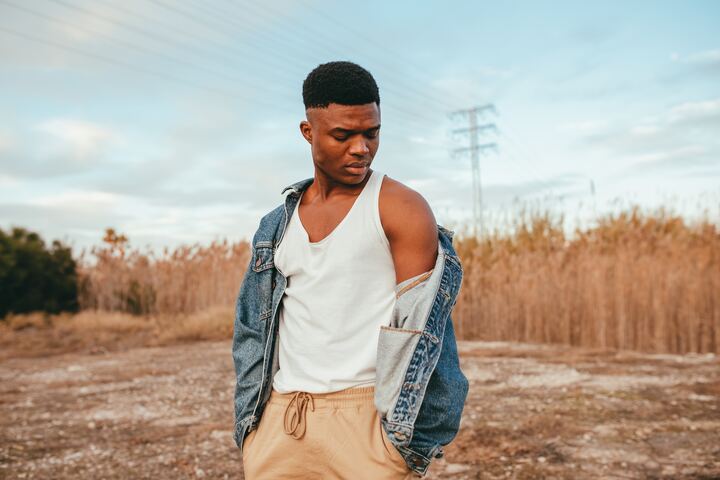 homem negro de camisa jeans
