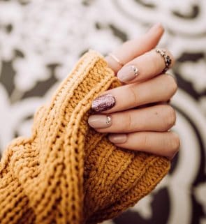 É brilho que você quer? Confira inspirações de unhas com glitter!