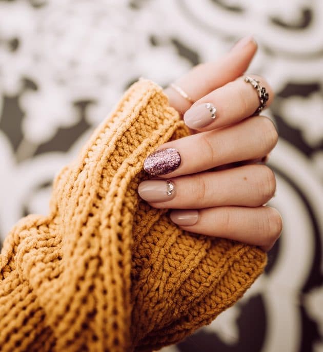 É brilho que você quer? Confira inspirações de unhas com glitter!