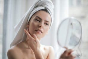 Saiba como fazer drenagem linfática facial para desinchar o rosto