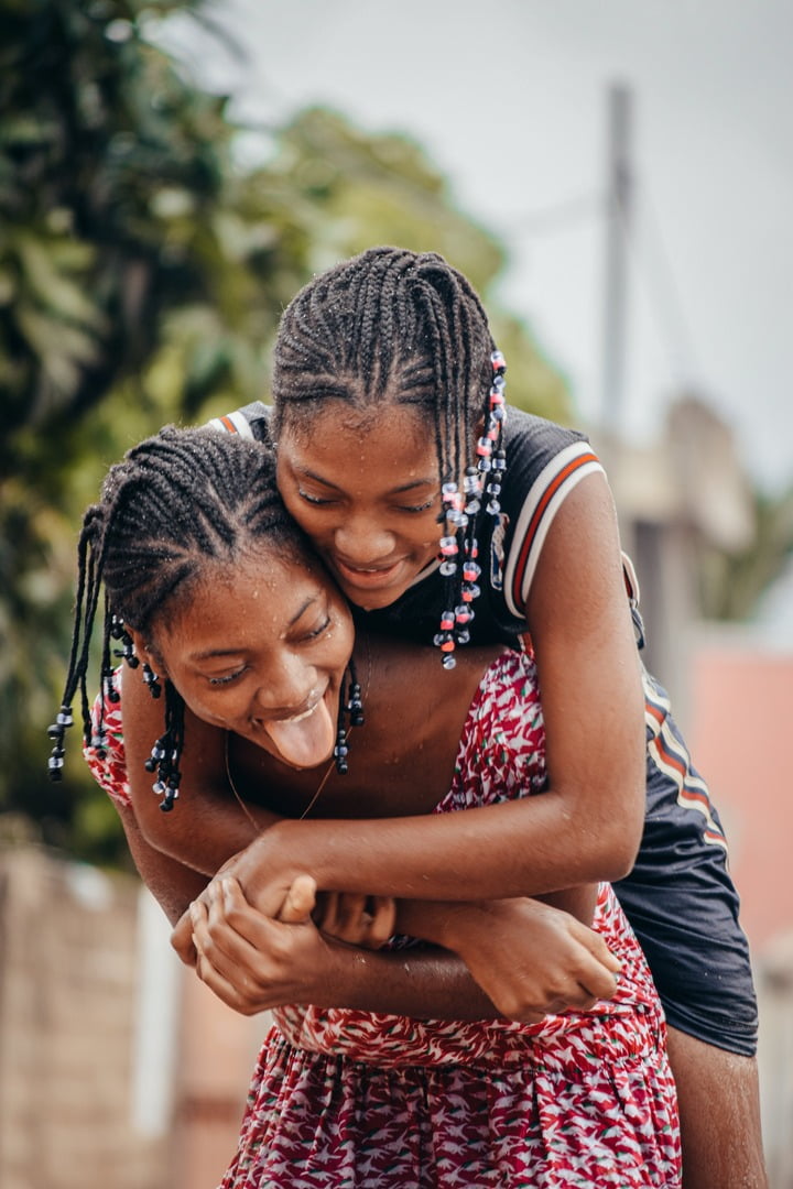 mulher negra com tranças fulani braids