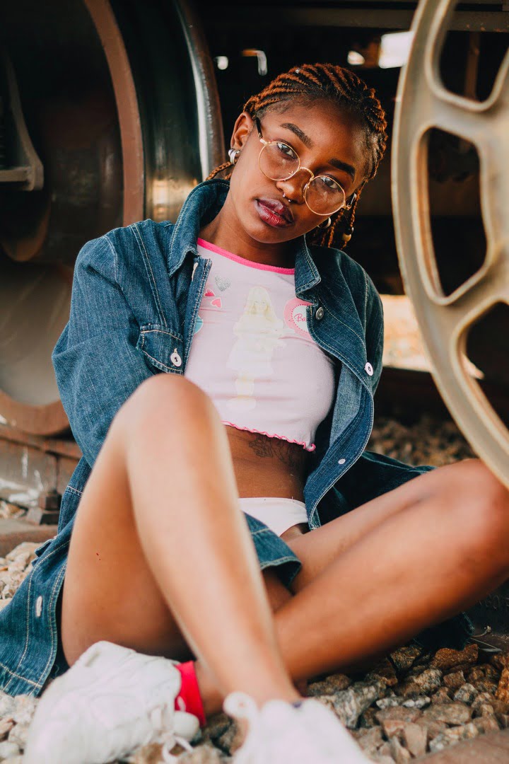 mulher negra com tranças fulani braids