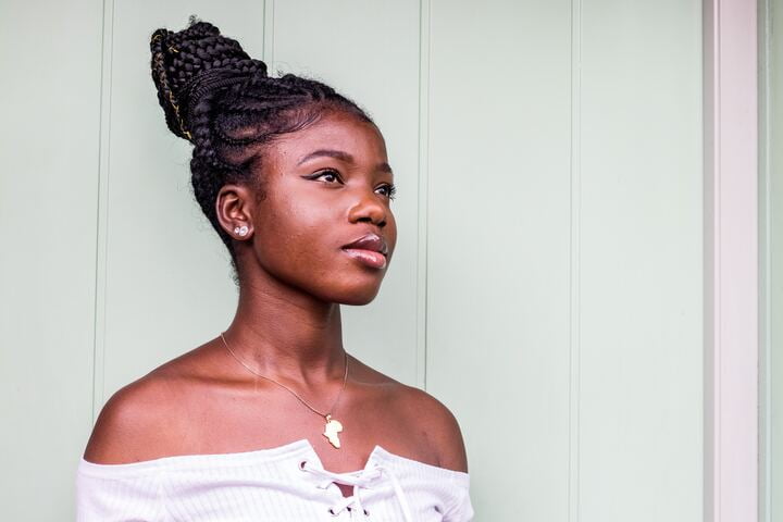 mulher negra com tranças fulani braids