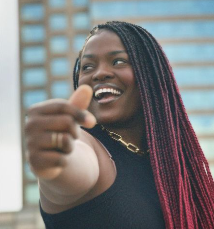  mulher negra com tranças coloridas nos cabelos