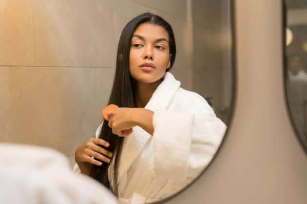 Mulher negra de cabelo liso e longo, na cor castanho médio