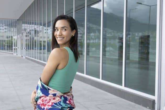 Mulher de cabelo liso, preto, um pouco abaixo do ombro, com fios alinhados e saudáveis