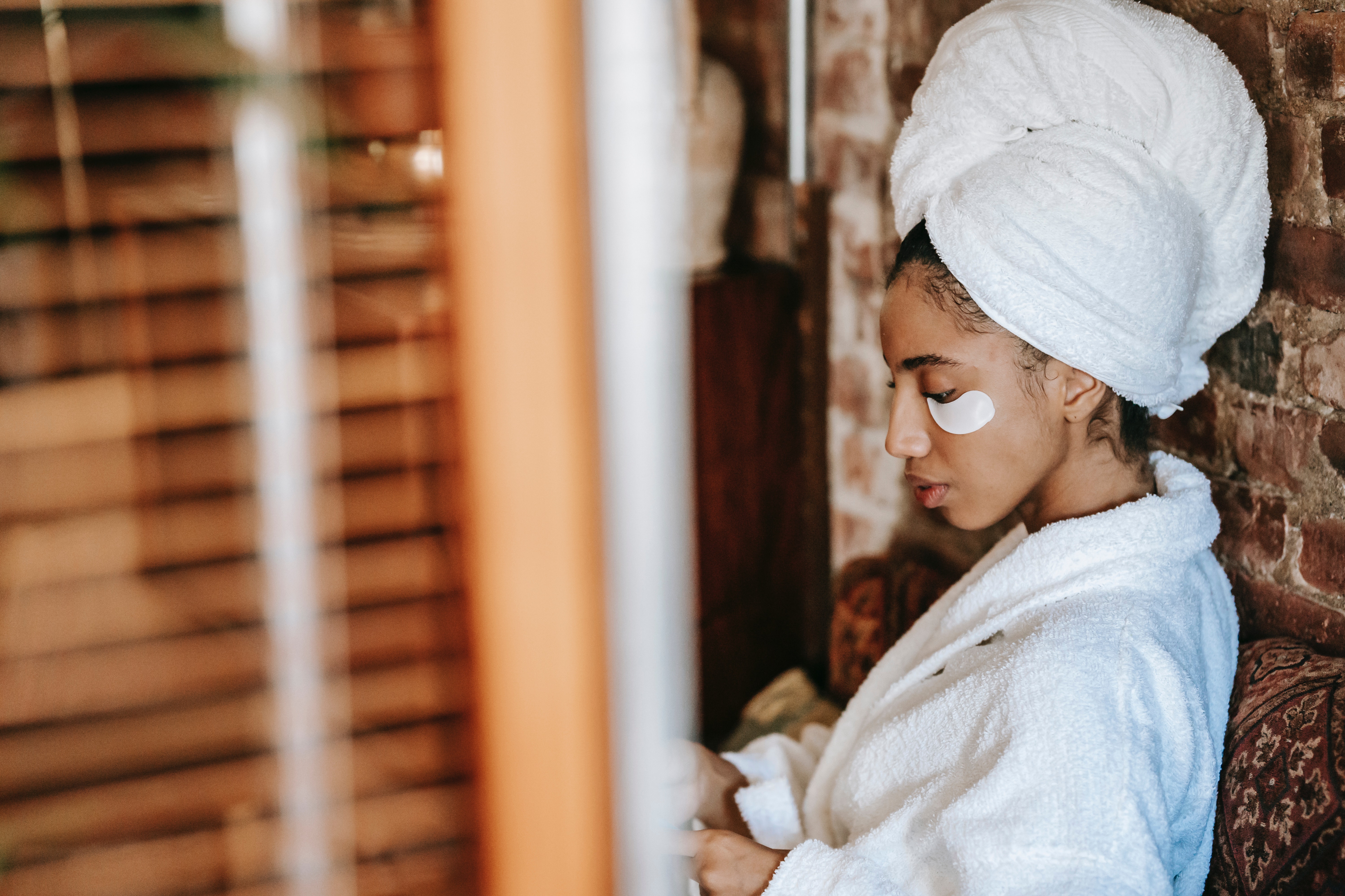  Mulher fazendo spa em casa