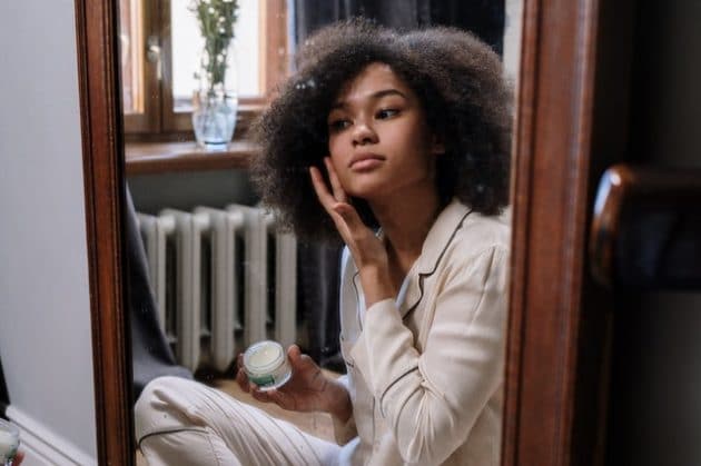  Mulher negra fazendo Rotina de cuidados com a pele