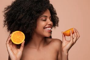 Vitamina C para o rosto: benefícios e rotina skincare