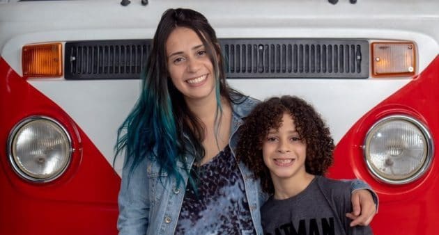 Mães lisas contam como aprenderam a cuidar do cabelo cacheado dos filhos