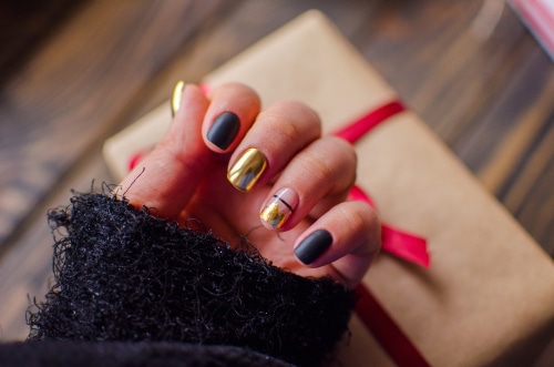  Unhas pretas com dourado