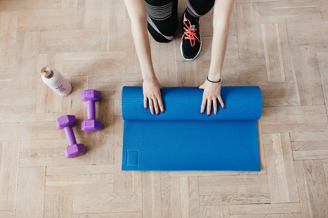  mulher fazendo exercício em casa como alternativa para quem não gosta de academia