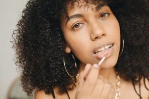 Maquiagem vsco girl: conheça e experimente essa tendência de beleza