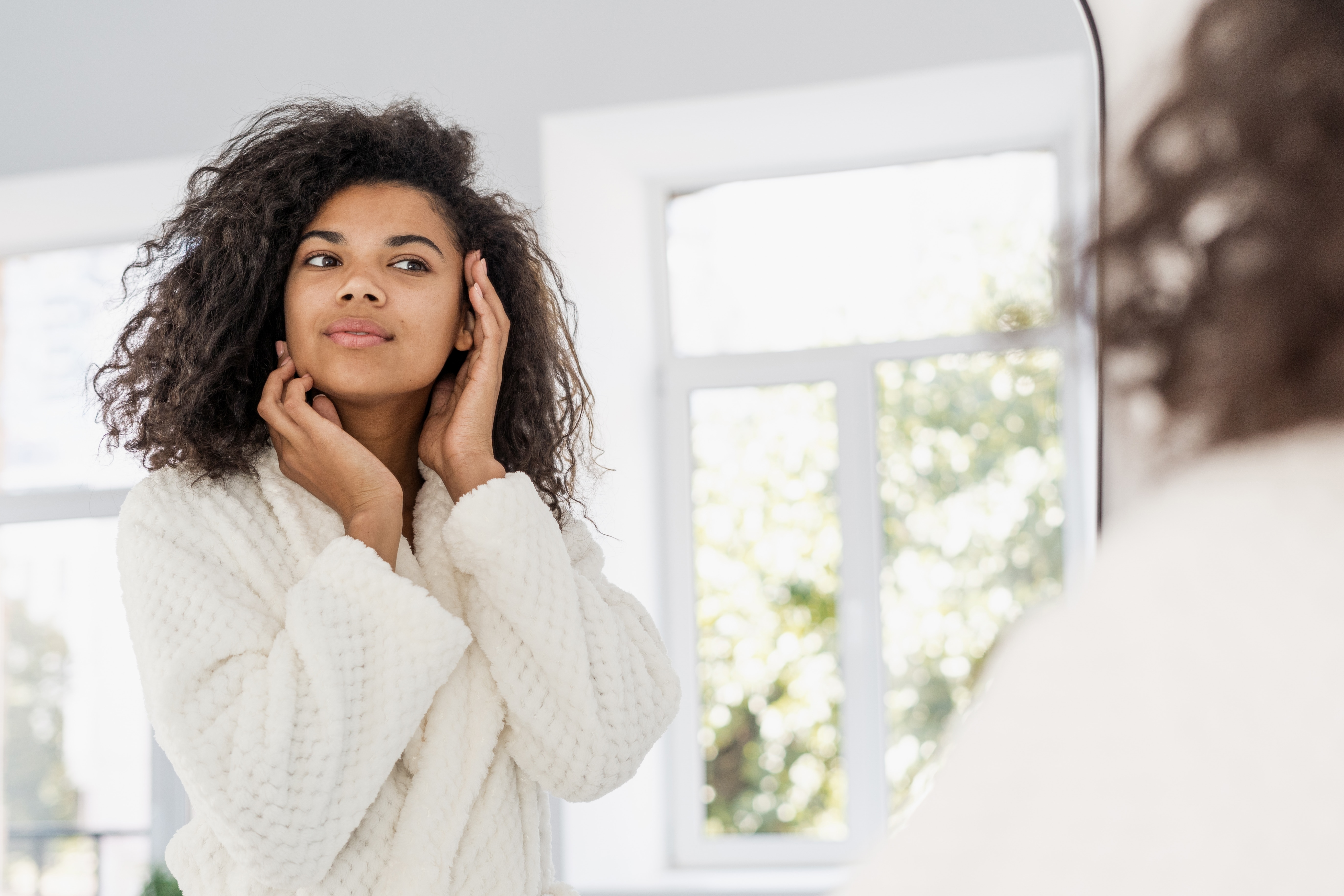  Mulher de pele negra fazendo skincare com colágeno