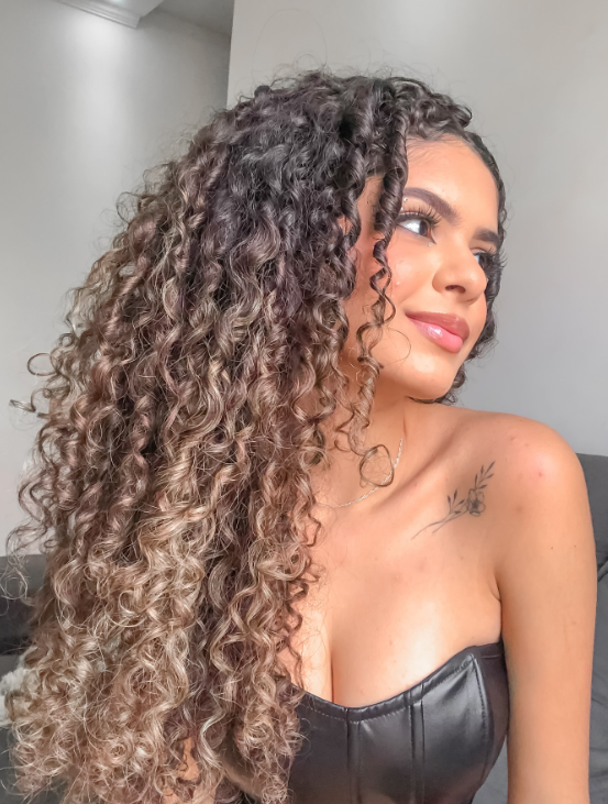 mulher de cabelos longos e cacheados