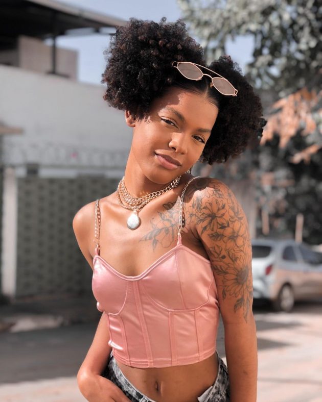 A Top Migs Dhully é um exemplo de influencer que carrega o estilo “afropaty”.