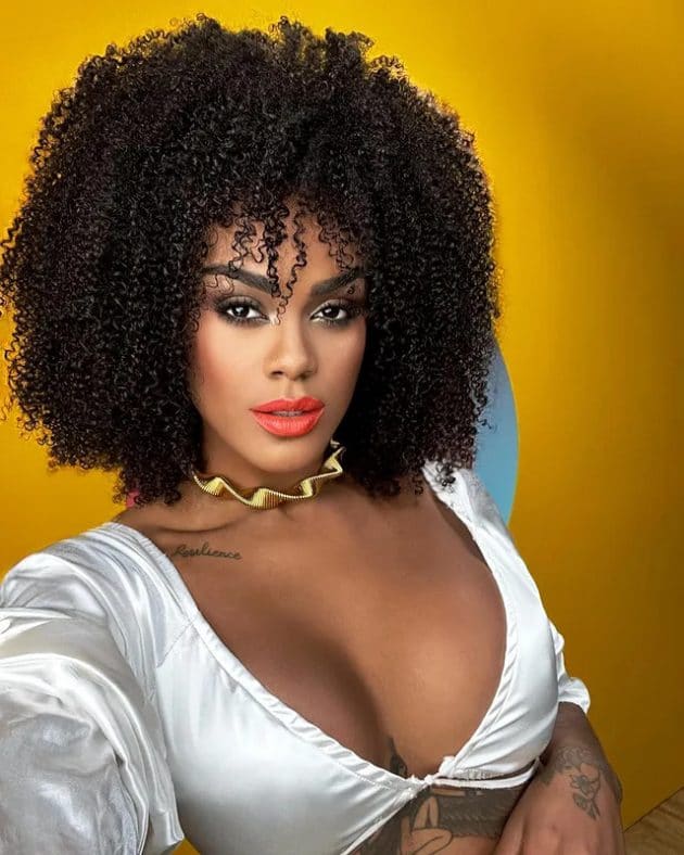 Laís Oliveira também faz parte da campanha dos novos cremes para pentear Salon Line.