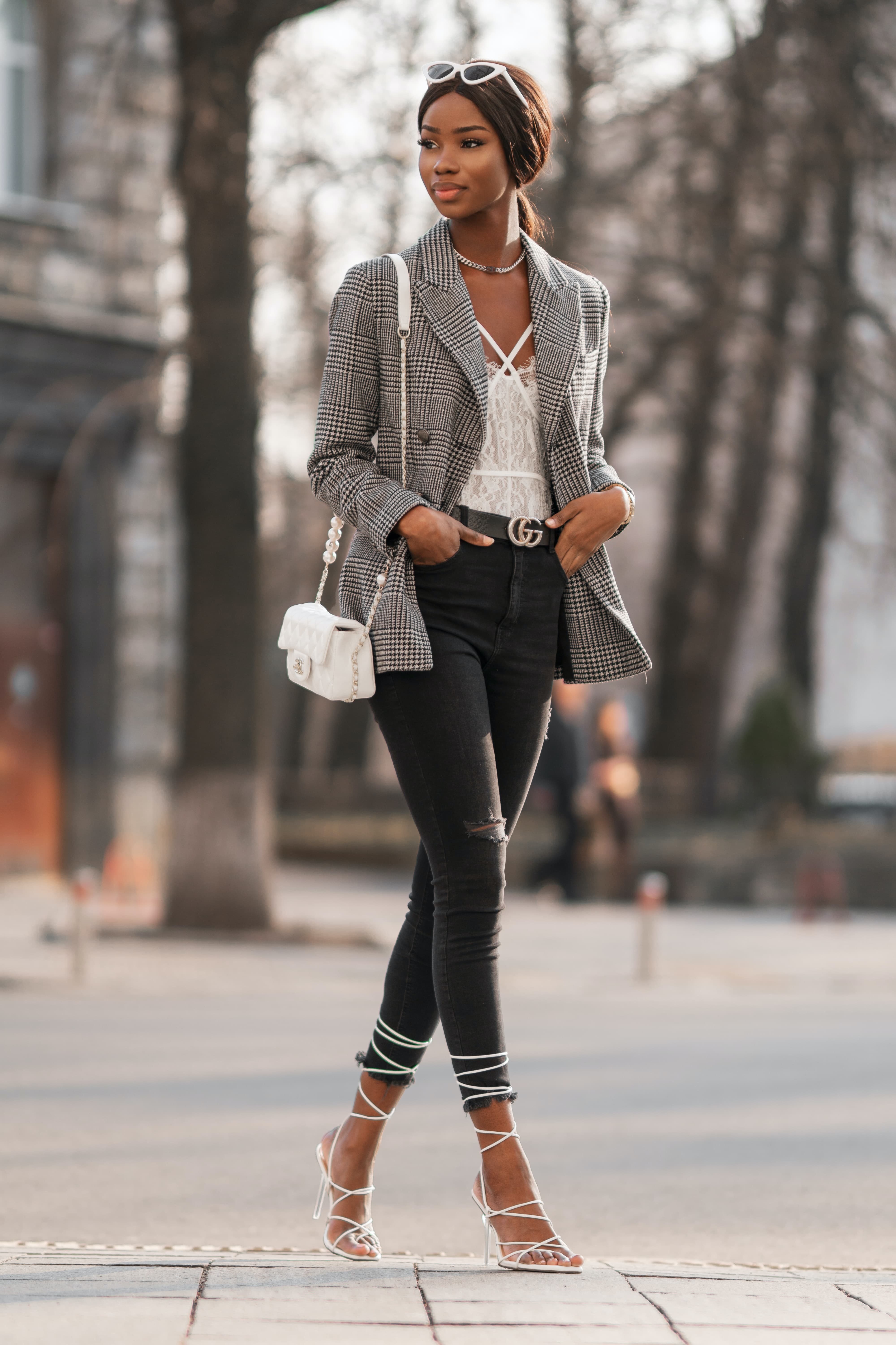  Mulher com moda dos anos 2000, blazer xadrez e bolsa branca