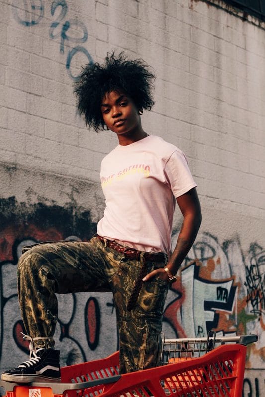 Moça com a calça cargo com vários bolsos, um estilo anos 2000.