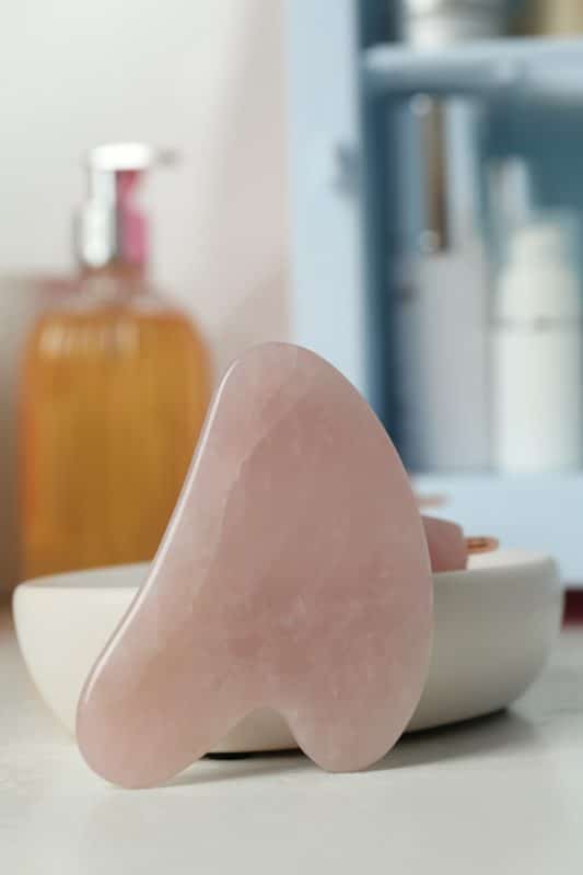 Gua Sha de quartzo rosa para o rosto