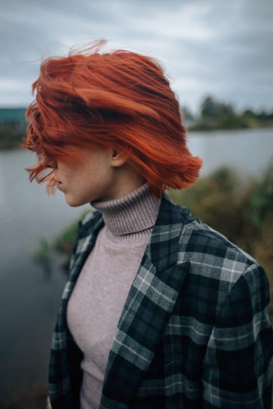 Cabelo curto matizado vermelho