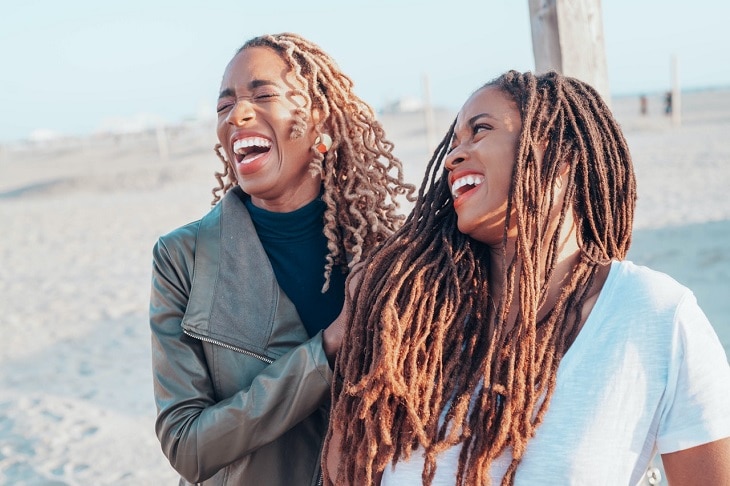  Duas mulheres com estilos-de-cabelo-feminino-diferentes