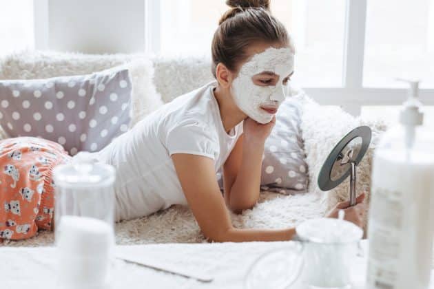 mulher-fazendo-mascara-facial