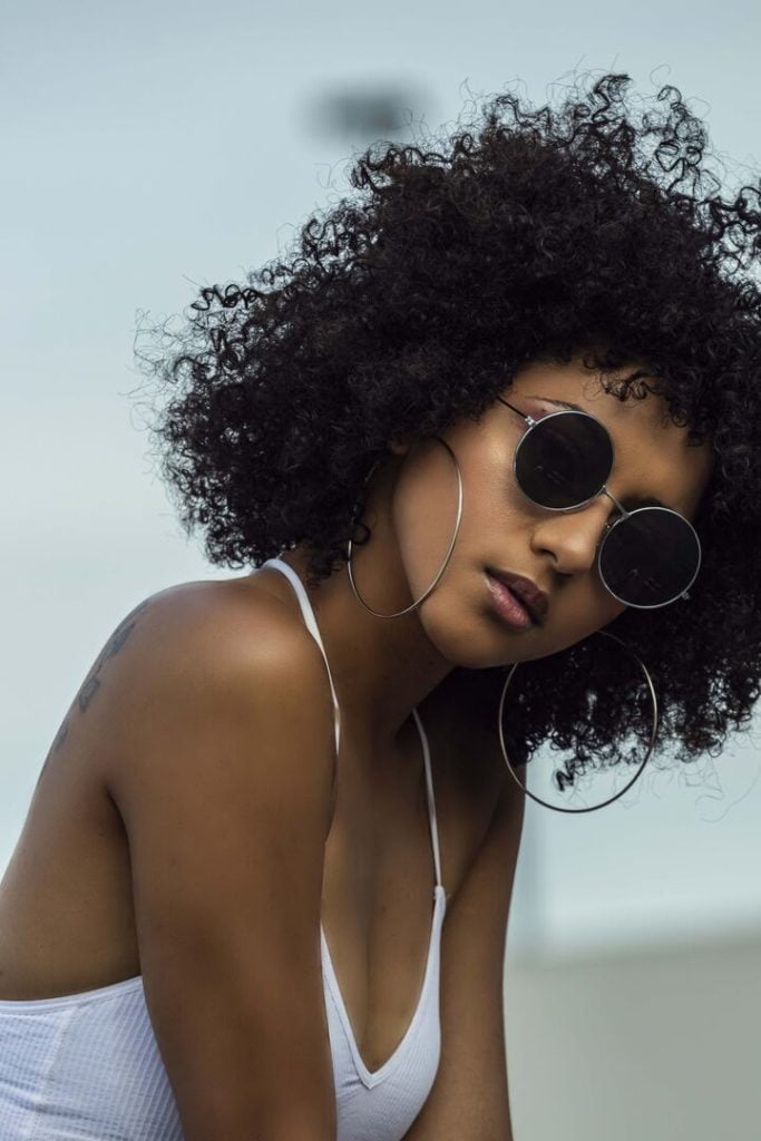 mulher negra de oculos de sol
