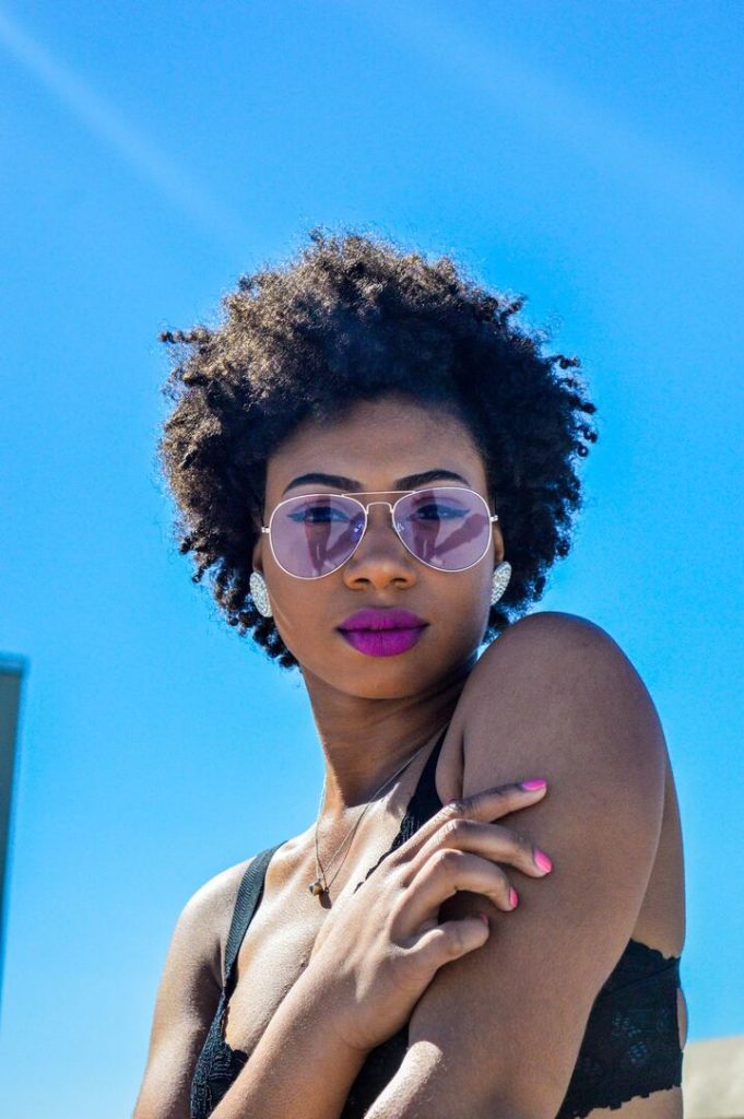 mulher negra de cabelos curtos