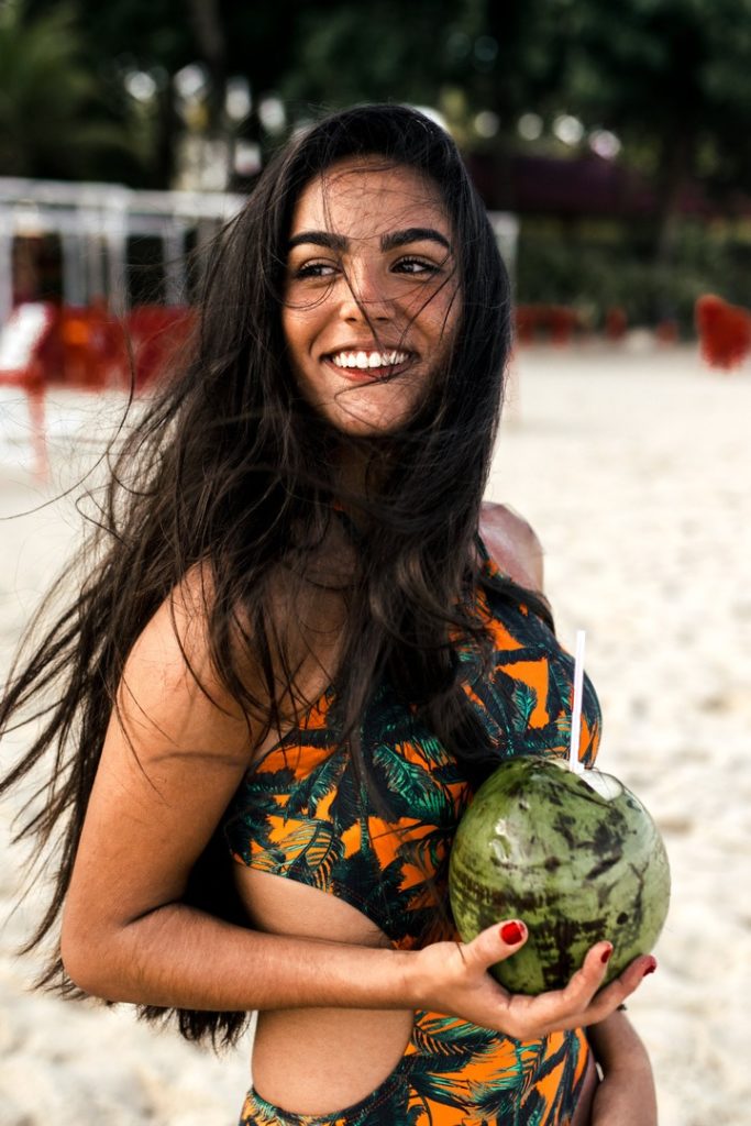 mulher na praia