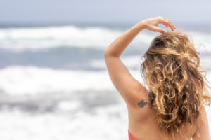 Como fazer ondas no cabelo? Aprenda a fazer as famosas beach waves