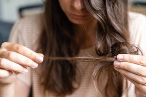 Descubra como acabar com as pontas duplas do cabelo