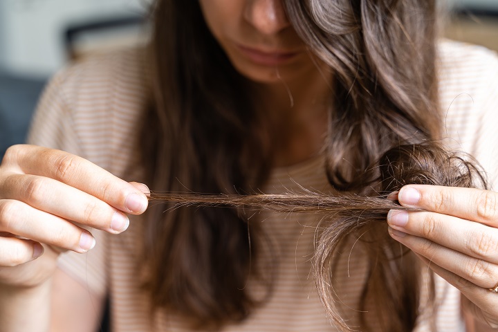  Mulher analisando as pontas duplas do cabelo dela